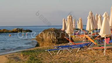 豪华度假黑海，保加利亚。 度假胜地空的多色日光浴或日光浴床和折叠式沙滩伞